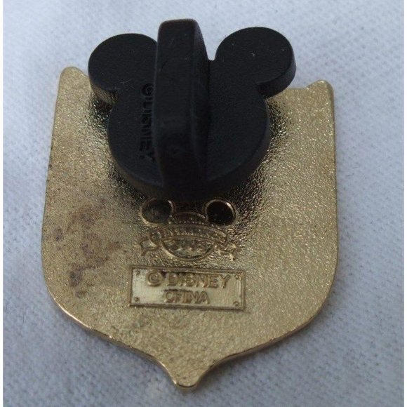 Disney Pin Shield Skull Crossbones Pirate - Picture 4 of 4